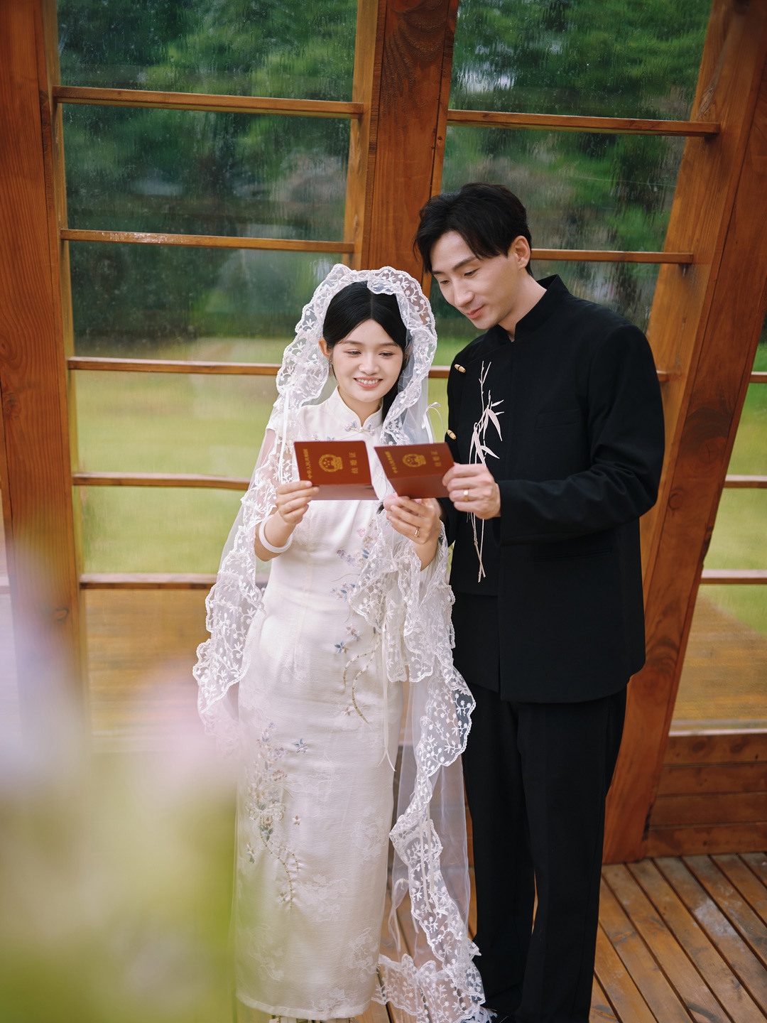 单晶与叶孝璐并肩微笑着阅读结婚证